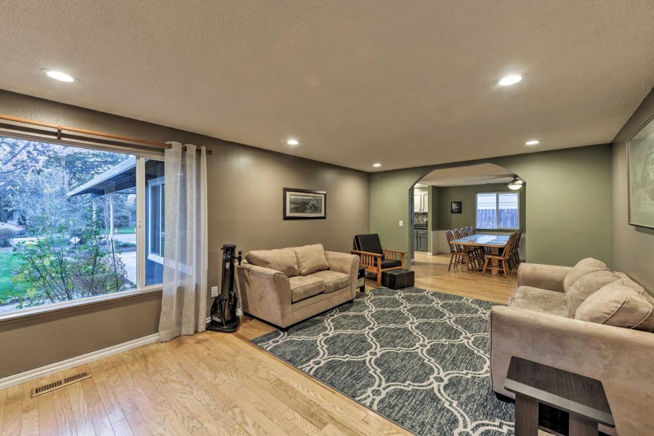 Central Medford Family Retreat With Large Yard! Εξωτερικό φωτογραφία
